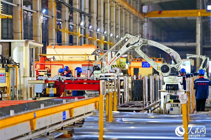 抚州市临川区的一家铝基新材料生产基地，工人在智能生产线上加工铝材产品。人民网记者 朱海鹏摄