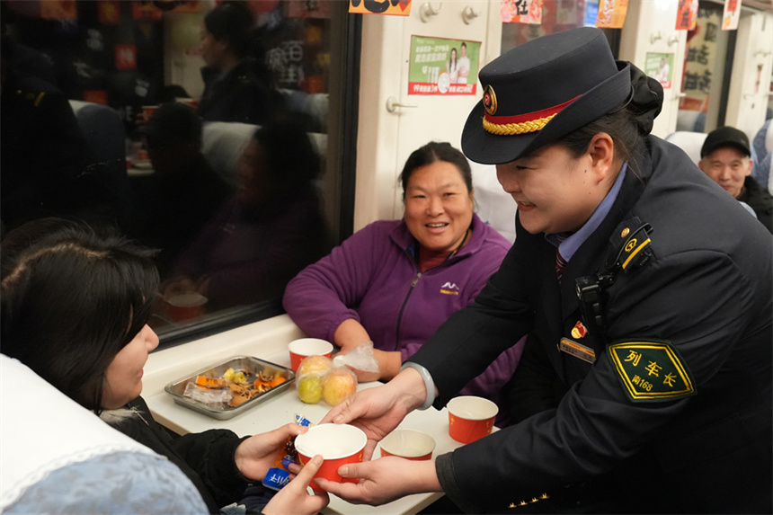 列車長為旅客送上湯圓。王夢婧子攝