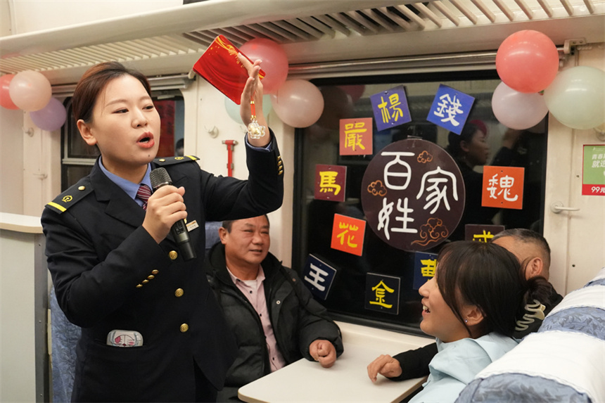 列車工作人員以趣味故事講述姓氏起源。王夢婧子攝