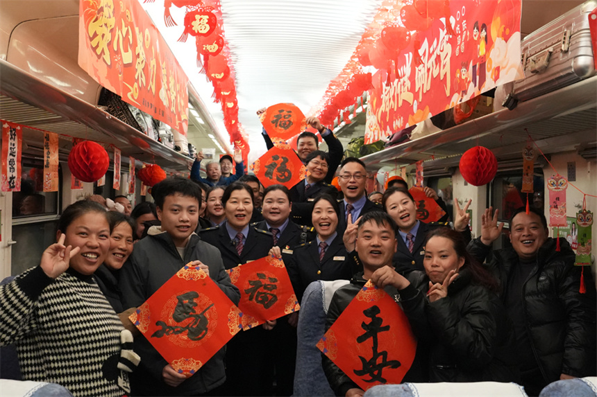 列車上，旅客與乘務員們共慶元宵佳節。王夢婧子攝