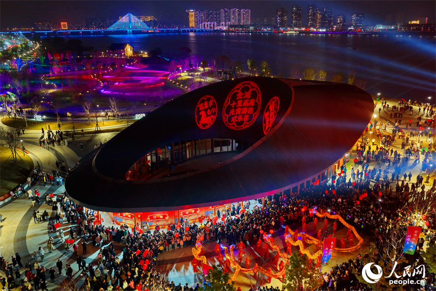 吉安市吉水縣金灘鎮金灘·十裡畫廊元宵游園“歡樂薈”現場，舞龍游園活動熱鬧上演。人民網記者 朱海鵬攝