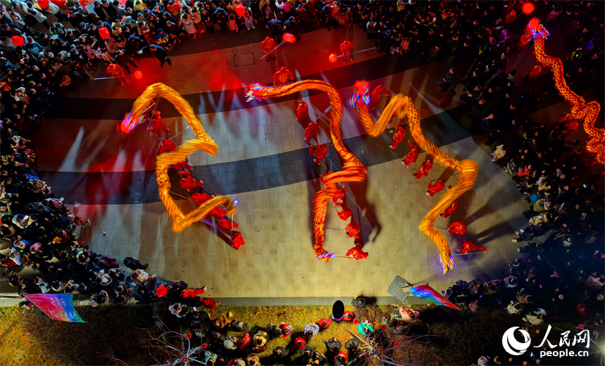 吉安市吉水縣金灘鎮金灘·十裡畫廊元宵游園“歡樂薈”現場，舞龍游園活動熱鬧上演。人民網記者 朱海鵬攝