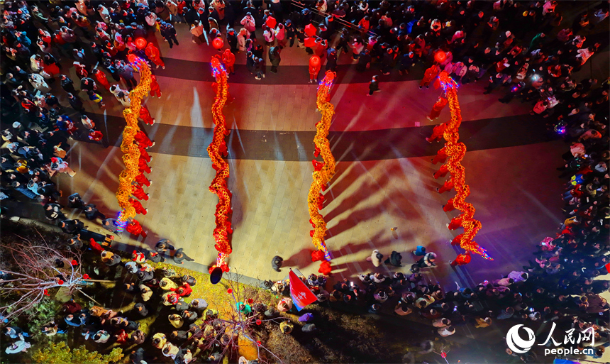 吉安市吉水縣金灘鎮金灘·十裡畫廊元宵游園“歡樂薈”現場，舞龍游園活動熱鬧上演。人民網記者 朱海鵬攝