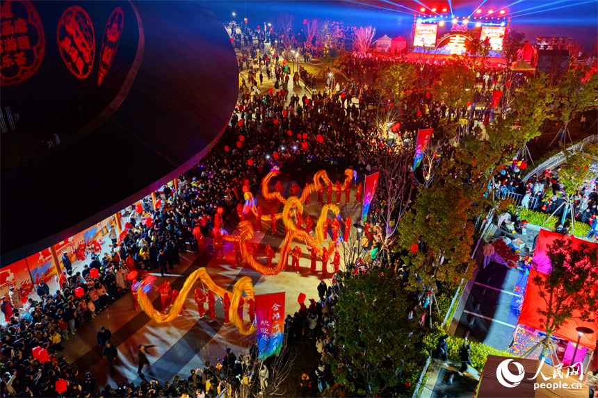 吉安市吉水縣金灘鎮金灘·十裡畫廊元宵游園“歡樂薈”現場，舞龍游園活動熱鬧上演。人民網記者 朱海鵬攝