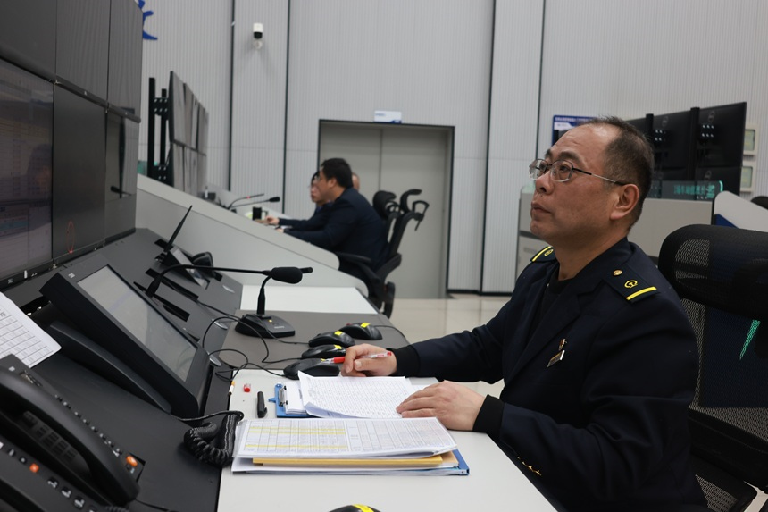 車站值班員正在布置汛期重點注意事項。胡世杰攝