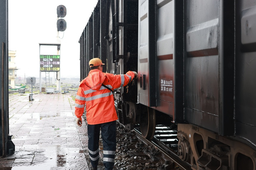 調車人員在雨中對車列進行解體。胡世杰攝