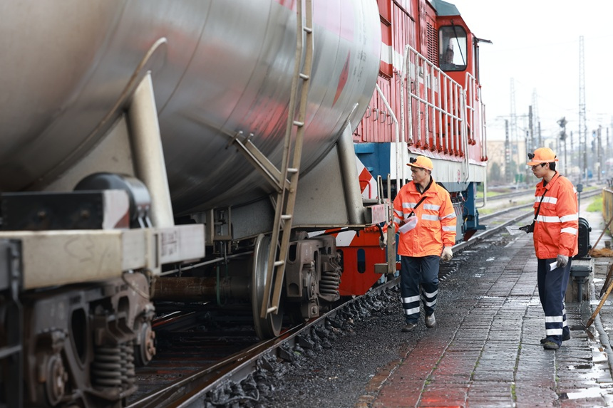 調車人員嚴格落實一人作業一人核對作業制度。胡世杰攝