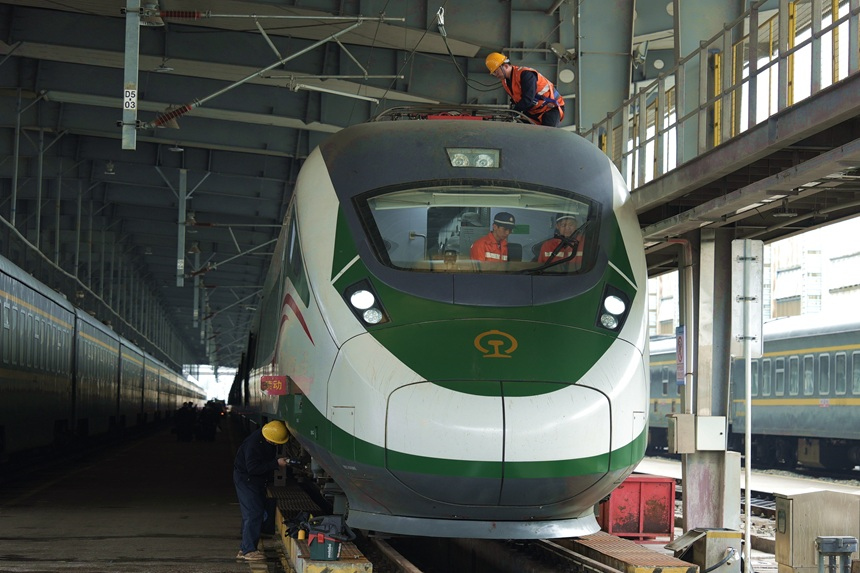 信號工檢修車載監控設備。胡錦鵬攝