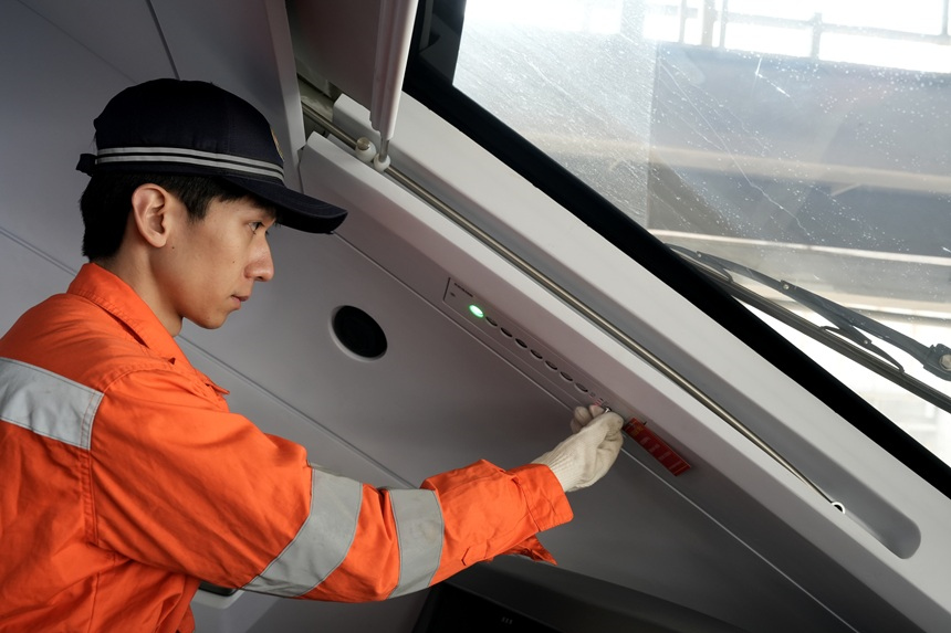 信號工檢修車載信號燈。胡錦鵬攝