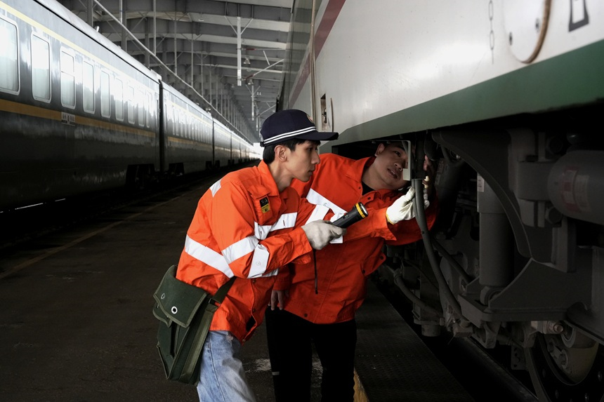 信號工檢修動車速度傳感器。胡錦鵬攝