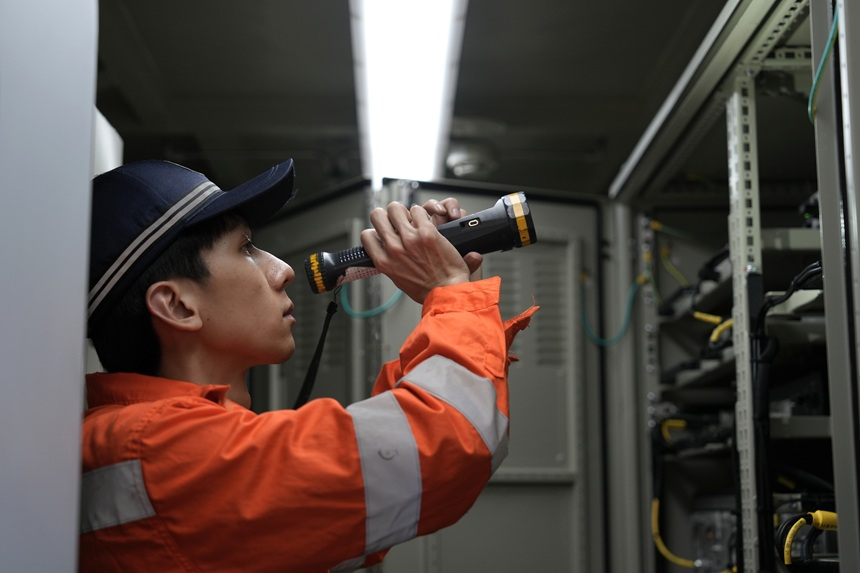 信號工檢修車載監控設備。胡錦鵬攝