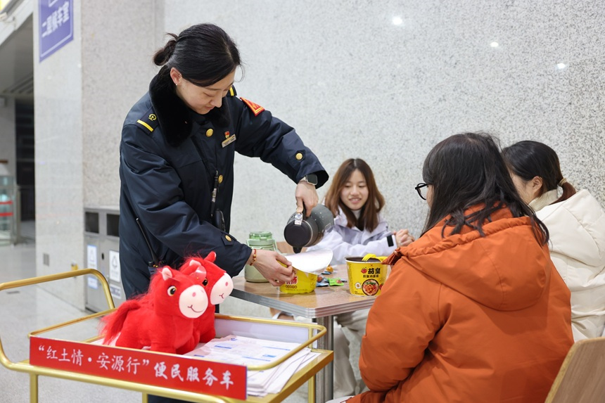 李婉蓉推送便民服務車給旅客送熱水。左嘉慧攝