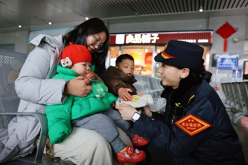 李婉蓉為母嬰旅客遞上熱水袋。吳楚月攝