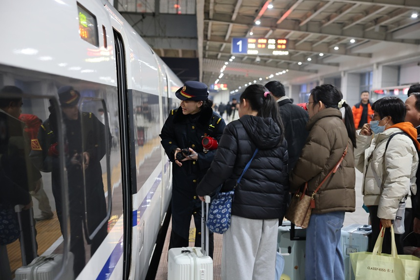 李婉蓉在車門口組織旅客乘降。吳楚月攝