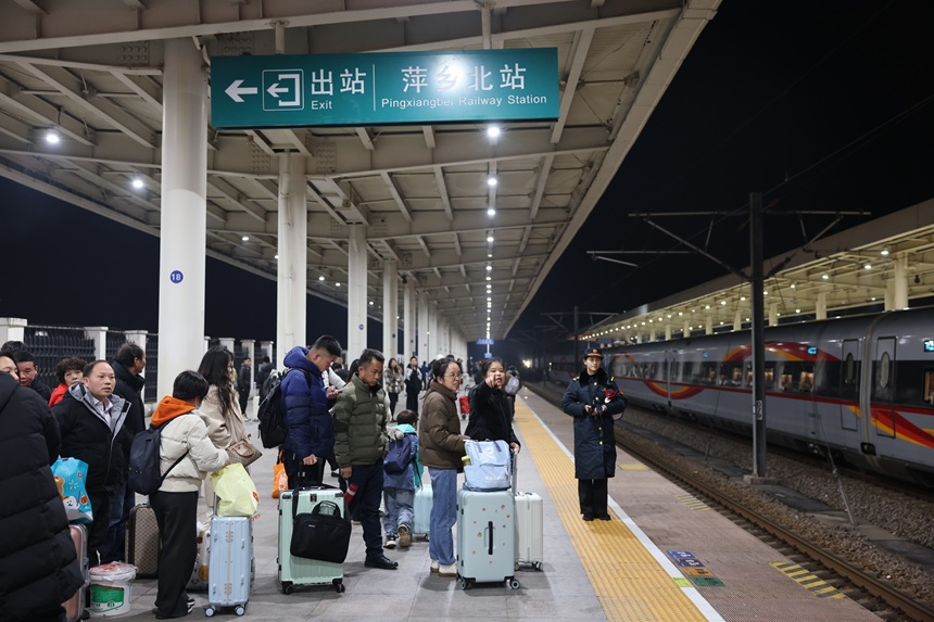 李婉蓉在站台上接車。吳楚月攝