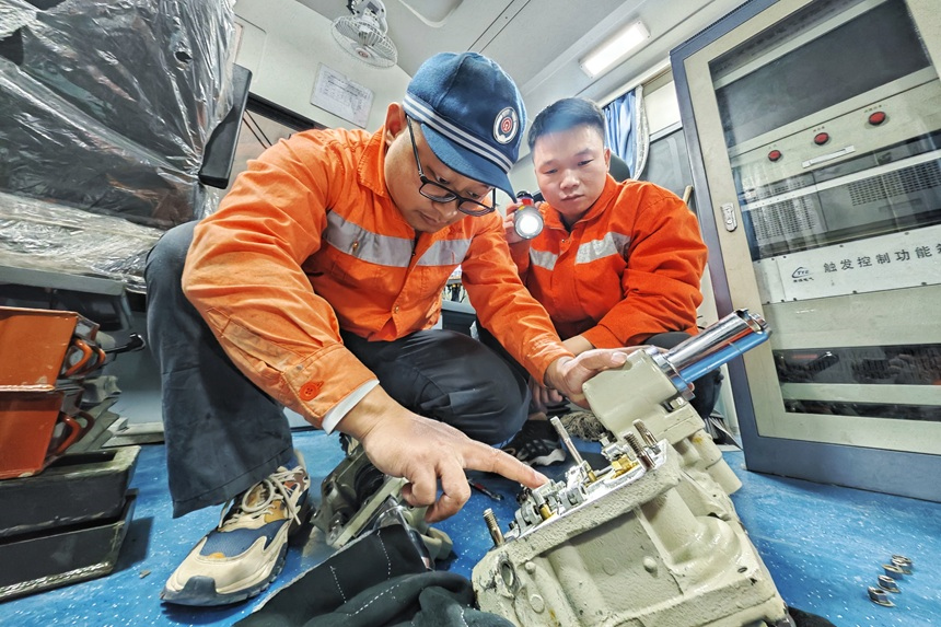 龔雄正在檢修作業車。代槐孚攝