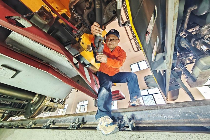 龔雄正在檢修軌道作業車。代槐孚攝