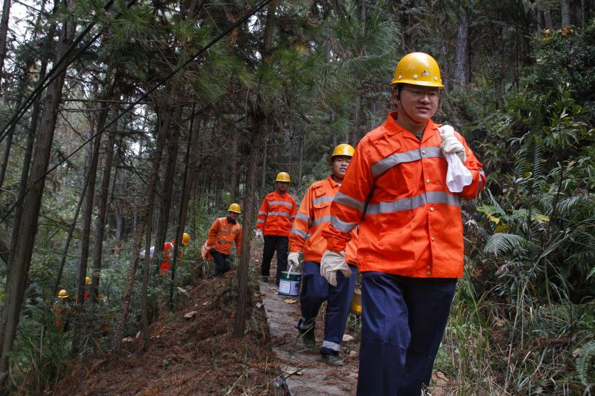 作业人员正步行崎岖山路至作业地点。陈有长摄