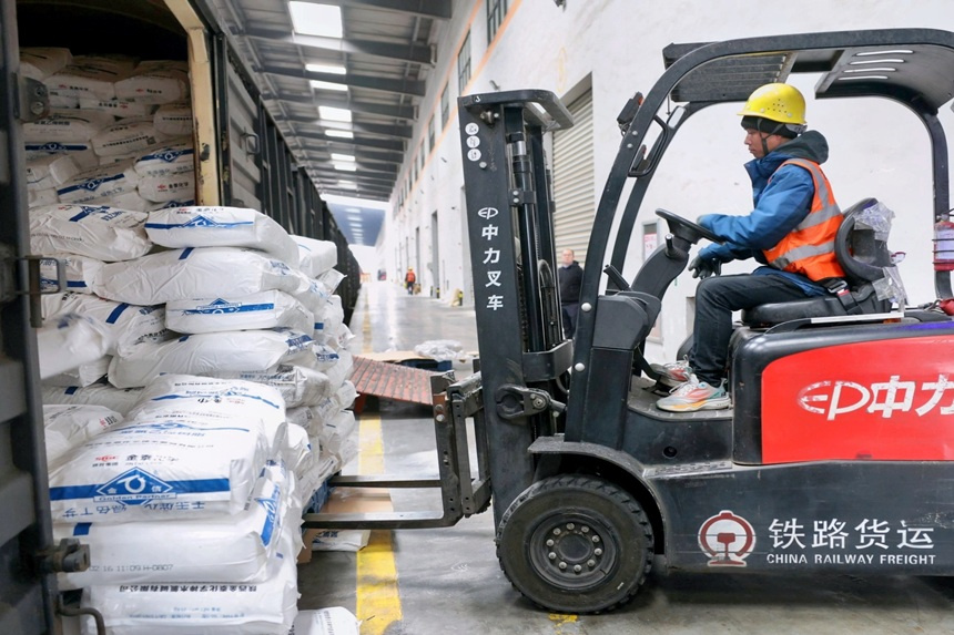 工人正在裝卸貨物。蔣楓攝