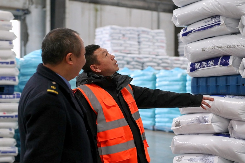 工作人員檢查入庫貨物情況。蔣楓攝