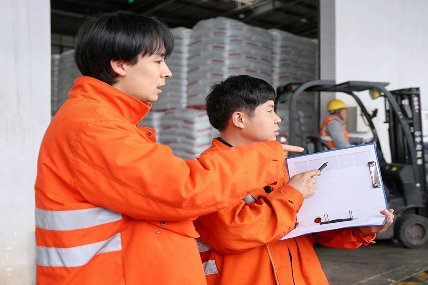 貨場工作人員在指揮調度裝卸作業。蔣楓攝