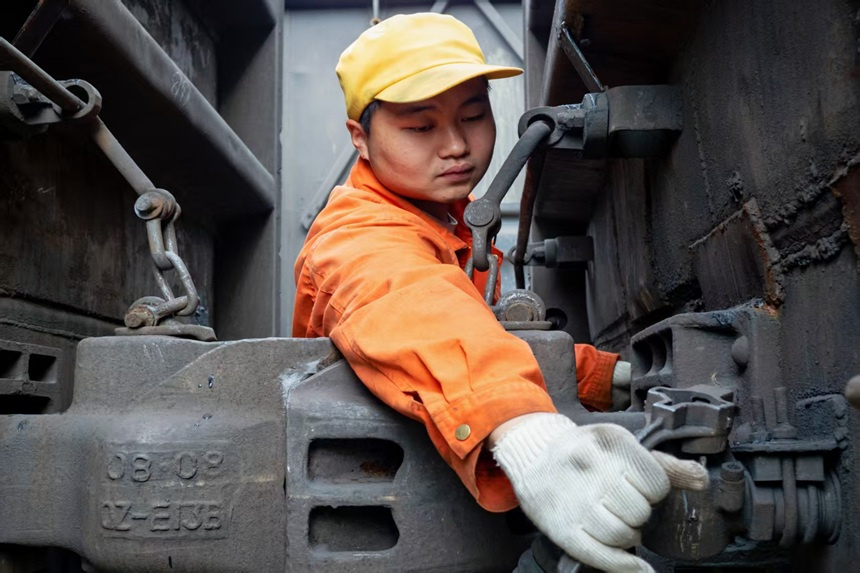 連結員正在調車作業。蔣楓攝