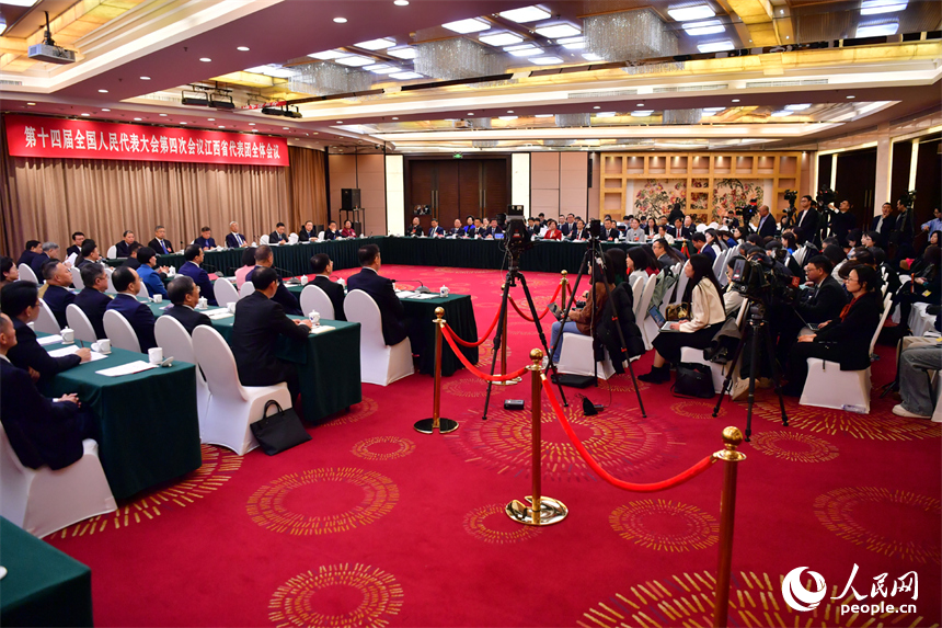 十四届全国人大四次会议江西代表团举行全体会议，并向境内外记者开放团组。人民网记者 时雨摄