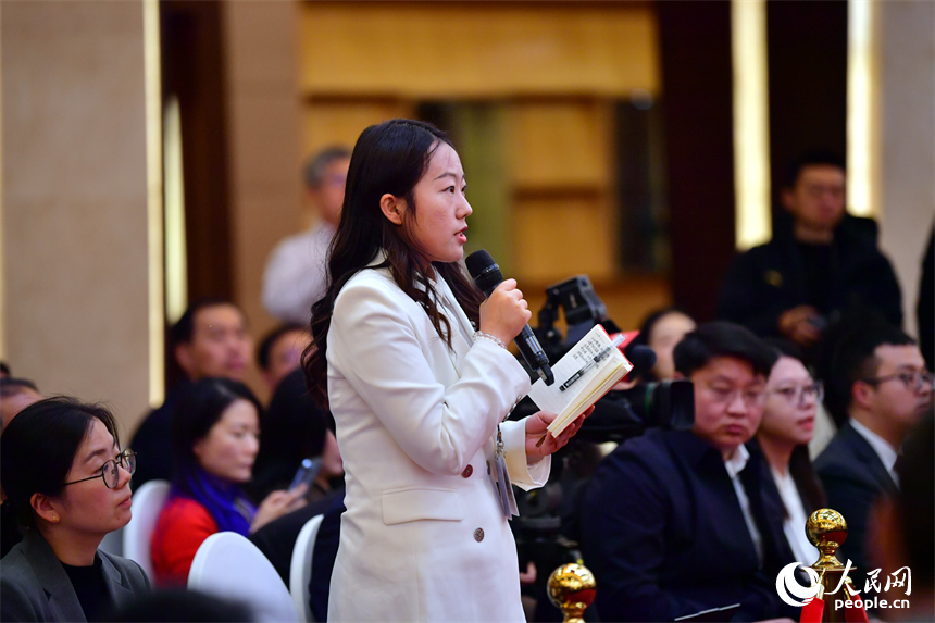记者现场提问。人民网记者 时雨摄