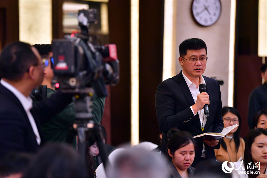 记者现场提问。人民网记者 时雨摄