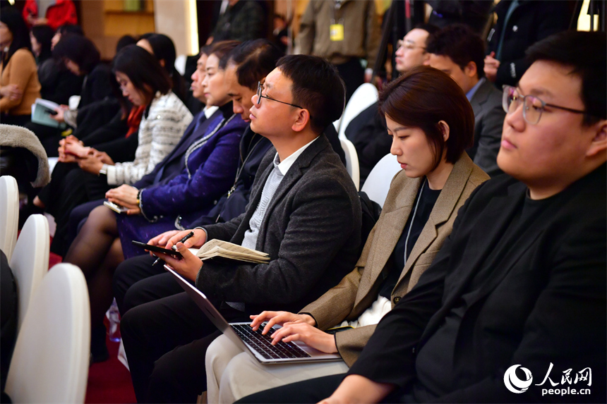 现场听会的记者认真记录。人民网记者 时雨摄
