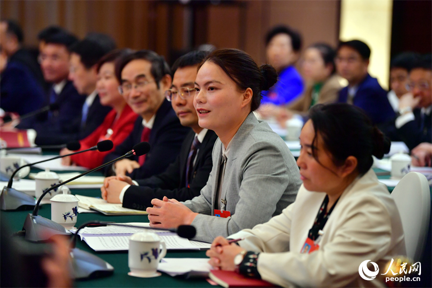 全国人大代表、江西省水上运动管理中心运动员徐诗晓回答记者提问。人民网记者 时雨摄