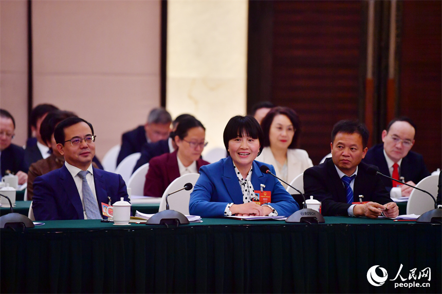 全国人大代表、江西省萍乡武功山风景名胜区万龙山乡茅店村党总支书记、村委会主任谭新萍回答记者提问。人民网记者 时雨摄