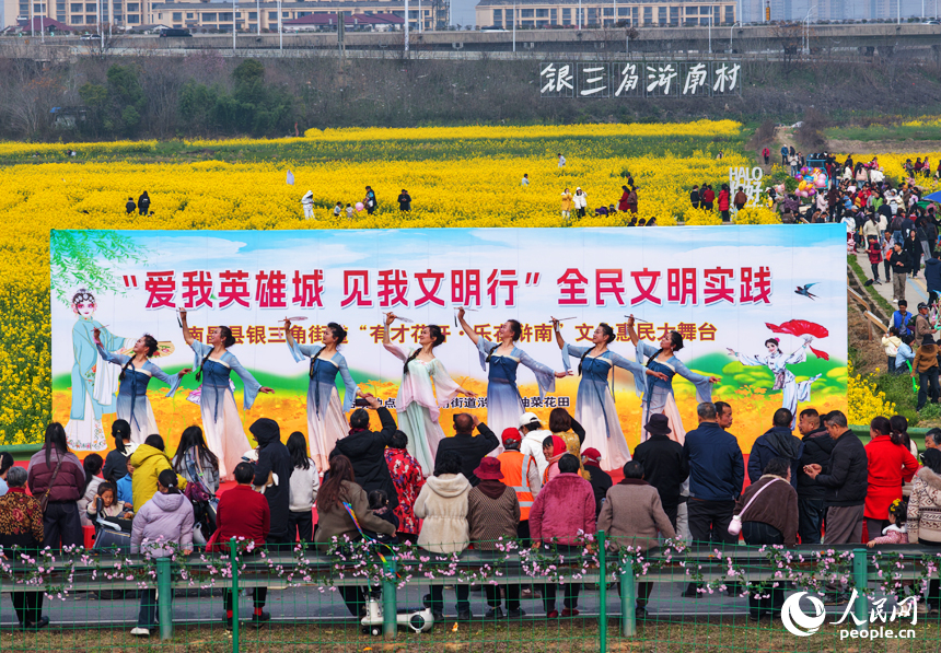 金色花海中，文化惠民大舞台演出精彩纷呈。人民网记者 毛思远摄