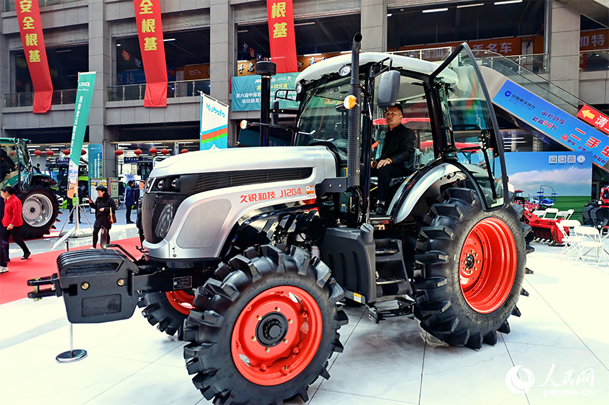 农机市场内，农户们在咨询选购农机设备。人民网记者 朱海鹏摄