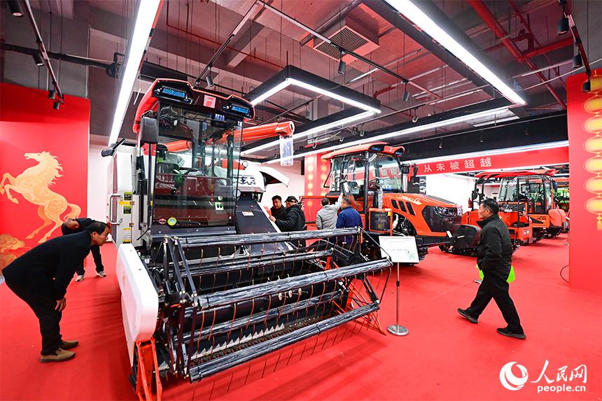 农机市场内，农户们在咨询选购农机设备。人民网记者 朱海鹏摄