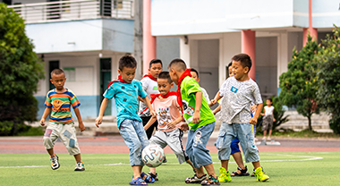 让山区孩子也能享受足球的快乐