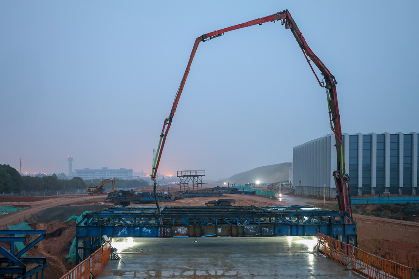昌九高铁机场站2号隧道正线最后一节二衬混凝土浇筑施工现场。 叶深文摄