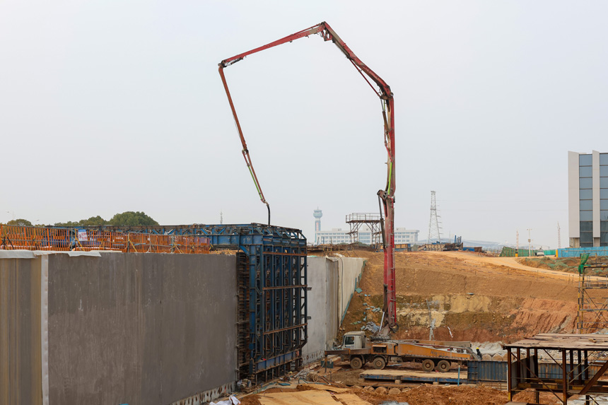 昌九高铁机场站2号隧道正线最后一节二衬混凝土浇筑施工现场。 叶深文摄