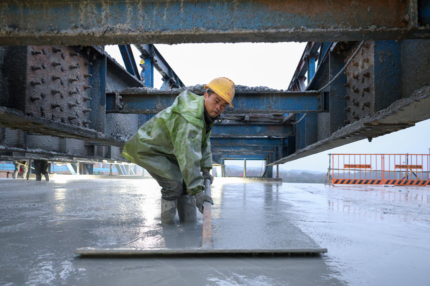 2号隧道最后一节顶板混凝土收面施工。叶深文摄