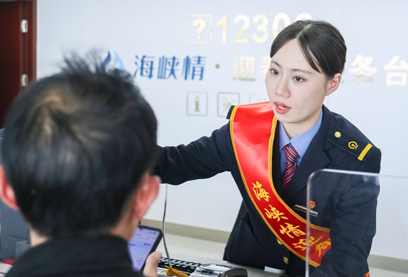 服务台工作人员解答旅客疑惑。张海根摄