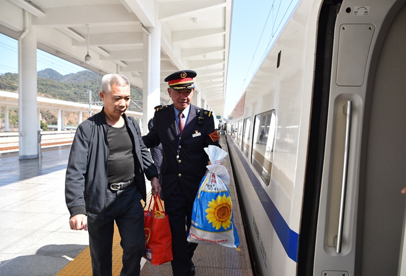 客运值班员为旅客提供服务。廖丁雄摄