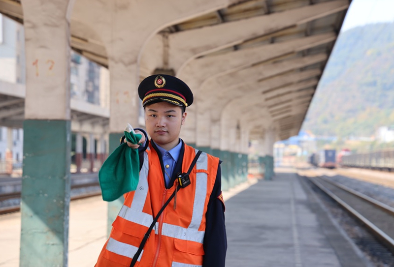 三元区站助理值班员确保接发列车作业安全。张海根摄