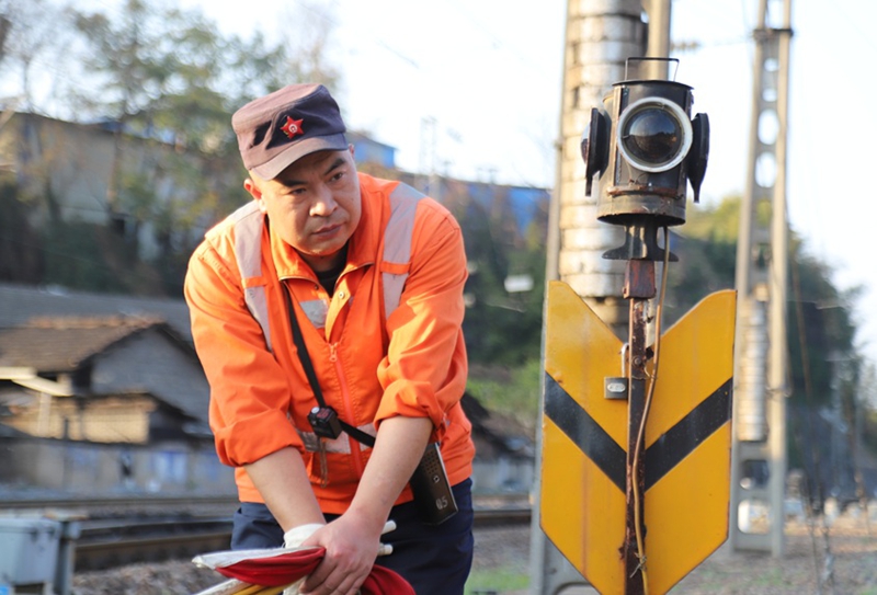 永安站扳道员俯身扳动道岔，守护线路顺畅衔接。戴鑫摄