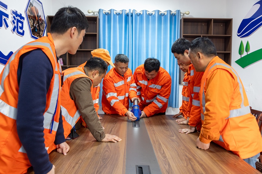 技术骨干召开小组会，确定攻关方向。张坤茹摄