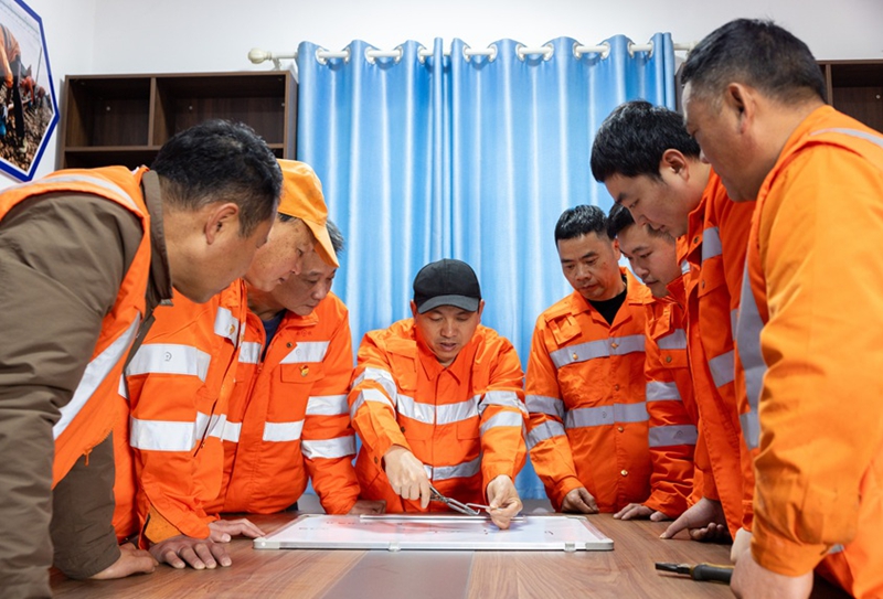 技术骨干进行围桌讨论。张坤茹摄
