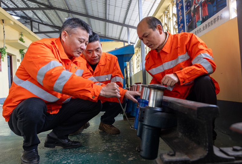 技术骨干对“拔销器”进行测试。张坤茹摄
