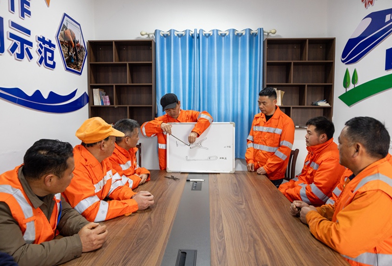 技术骨干探讨业务相关问题。张坤茹摄