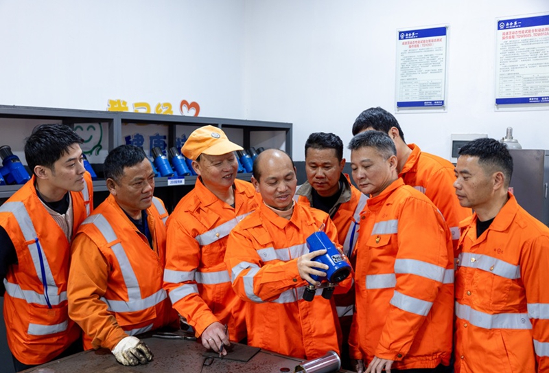 在工作间，技术骨干讲解拆解减速顶。张坤茹摄