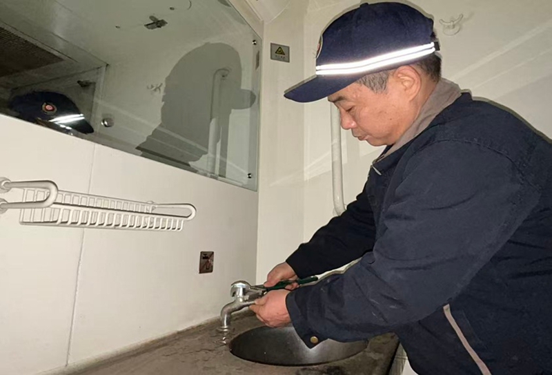 作业人员正在检修水阀。吕轩摄