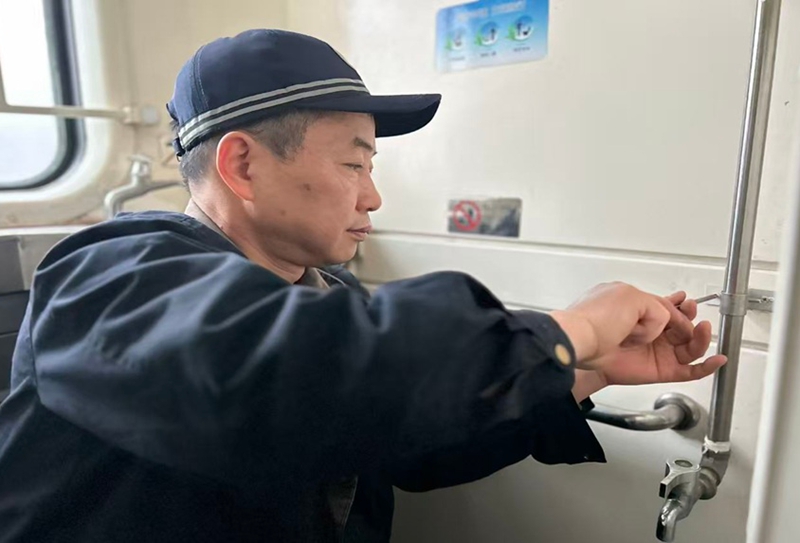 作业人员正在检修厕所给水管路。吕轩摄